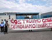 Una manifestazione davanti al Cie di Ponte Galeria a Roma (Eidon)