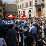 Tensione e tafferugli davanti alla Camera esplode bomba carta, cariche della polizia