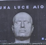 Maxiposter col Duce "Chiudere la cripta Mussolini"